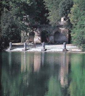 Il lago e il ninfeo della Villa Arceno